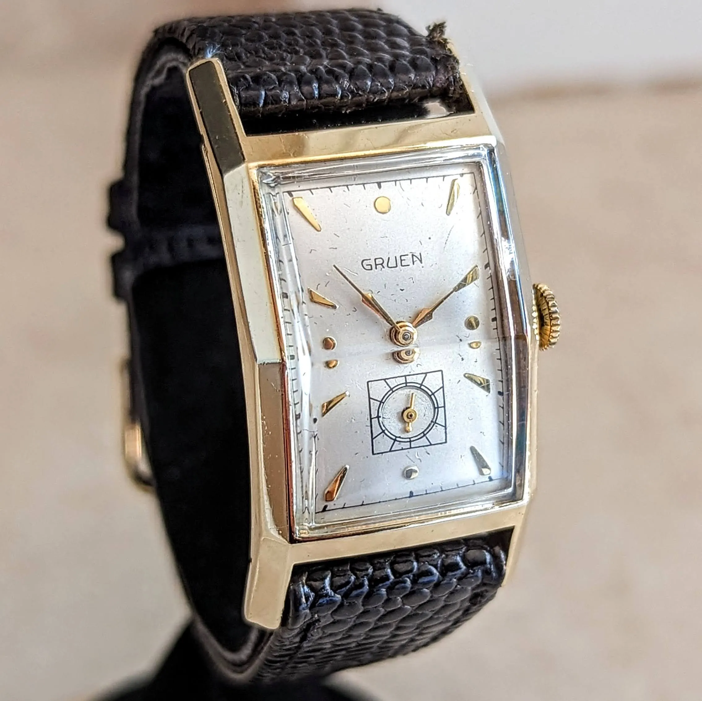 1948 GRUEN Curvex Precision Wristwatch “Curvametric” 17 Jewels Cal. 370 Swiss Watch