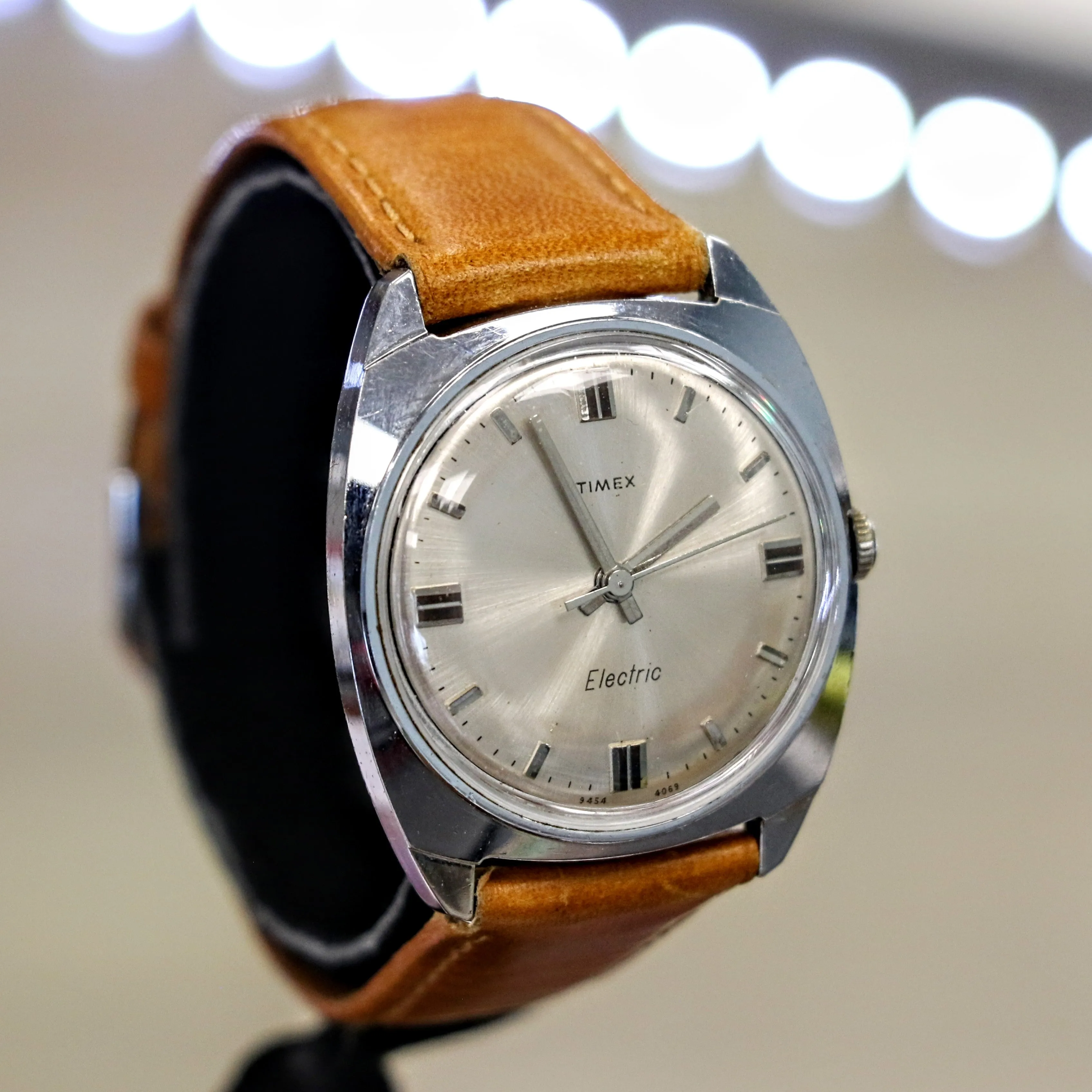 1969 TIMEX Electric Wristwatch Ref. 9454 Tonneau Case Hack Feature M40 Watch