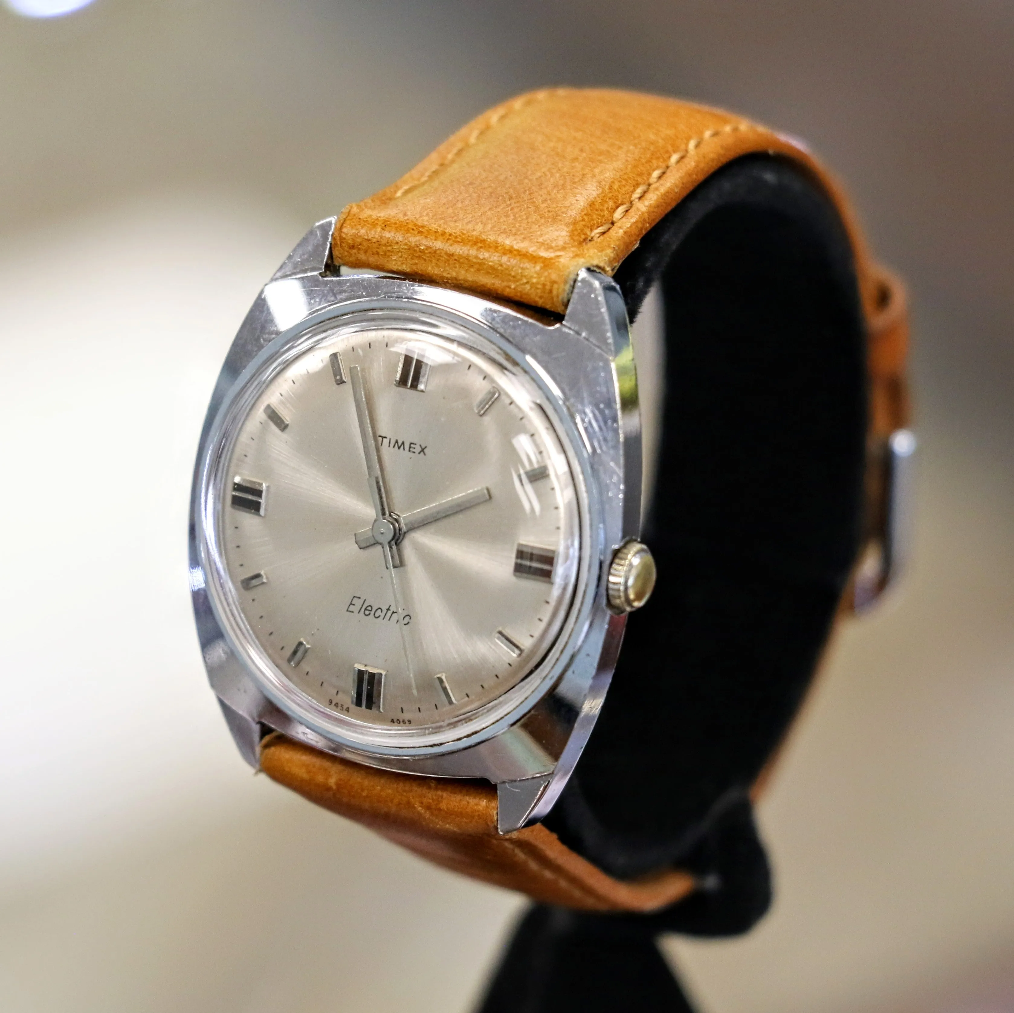 1969 TIMEX Electric Wristwatch Ref. 9454 Tonneau Case Hack Feature M40 Watch