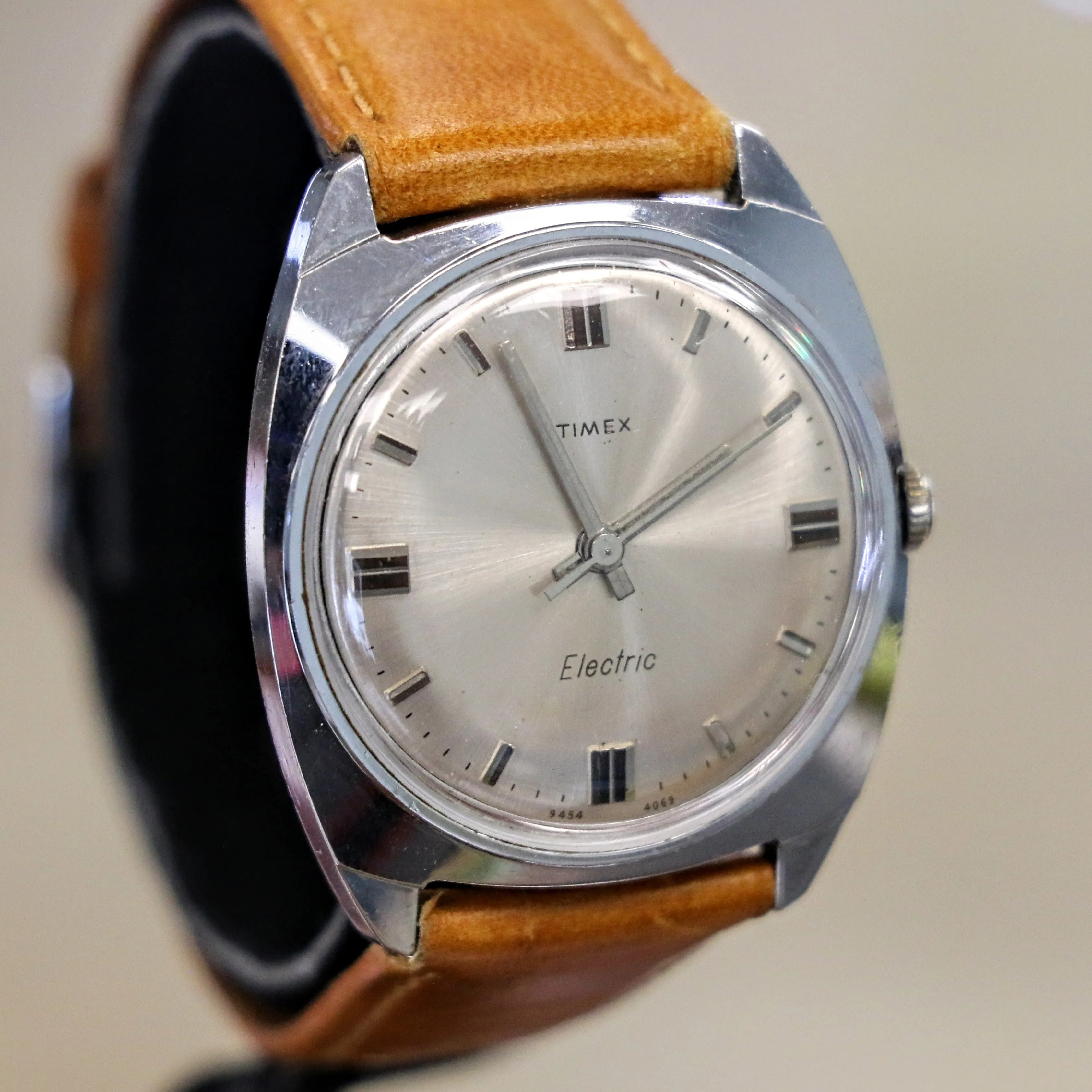 1969 TIMEX Electric Wristwatch Ref. 9454 Tonneau Case Hack Feature M40 Watch