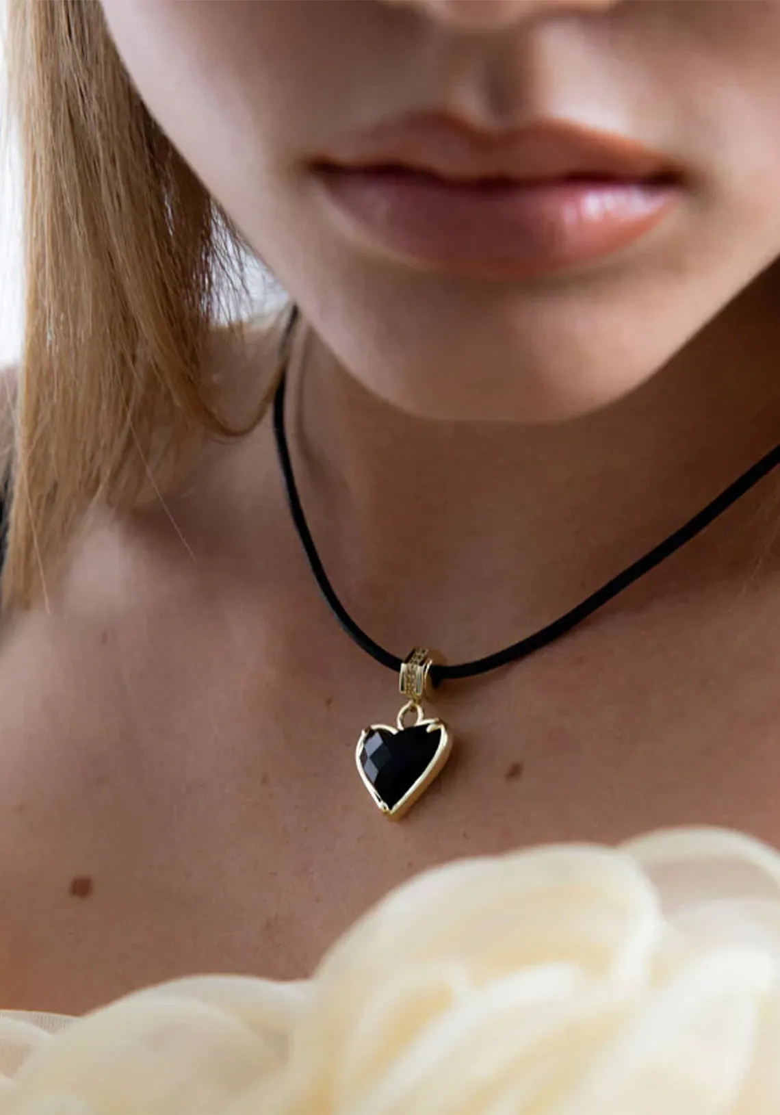 CINDY HEART LEATHER CHOKER