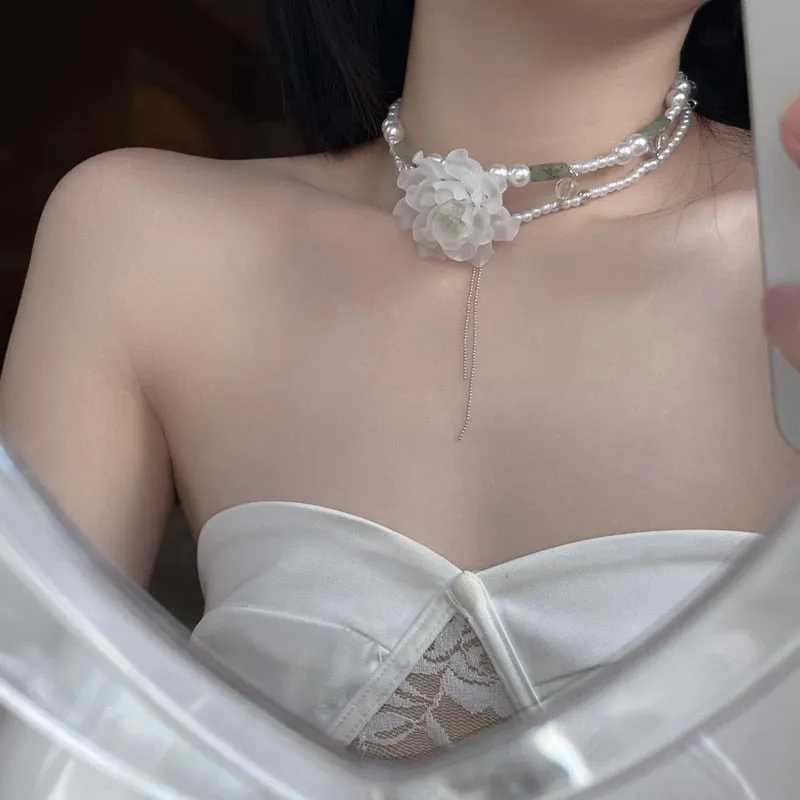 Fashion Exaggerated White Resin Flower Pendant Necklaces For Women