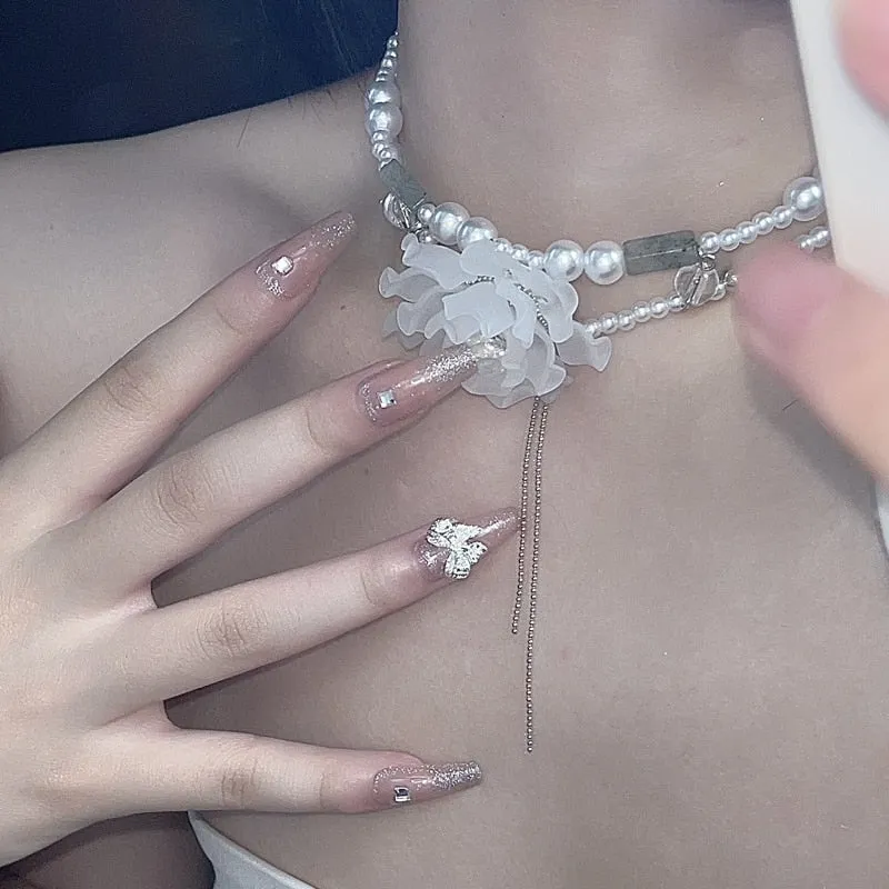 Fashion Exaggerated White Resin Flower Pendant Necklaces For Women