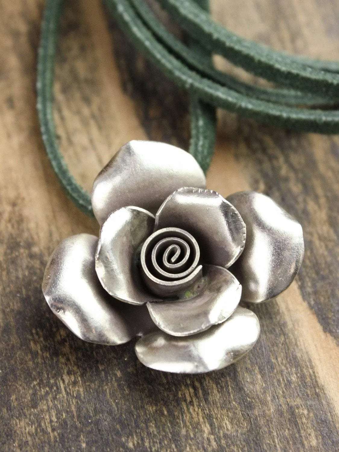 Graceful Flower Pendant Necklace