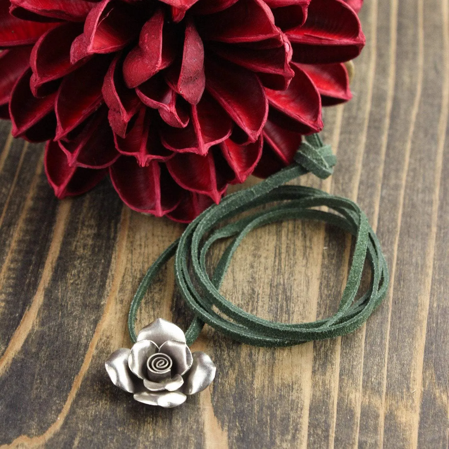 Graceful Flower Pendant Necklace
